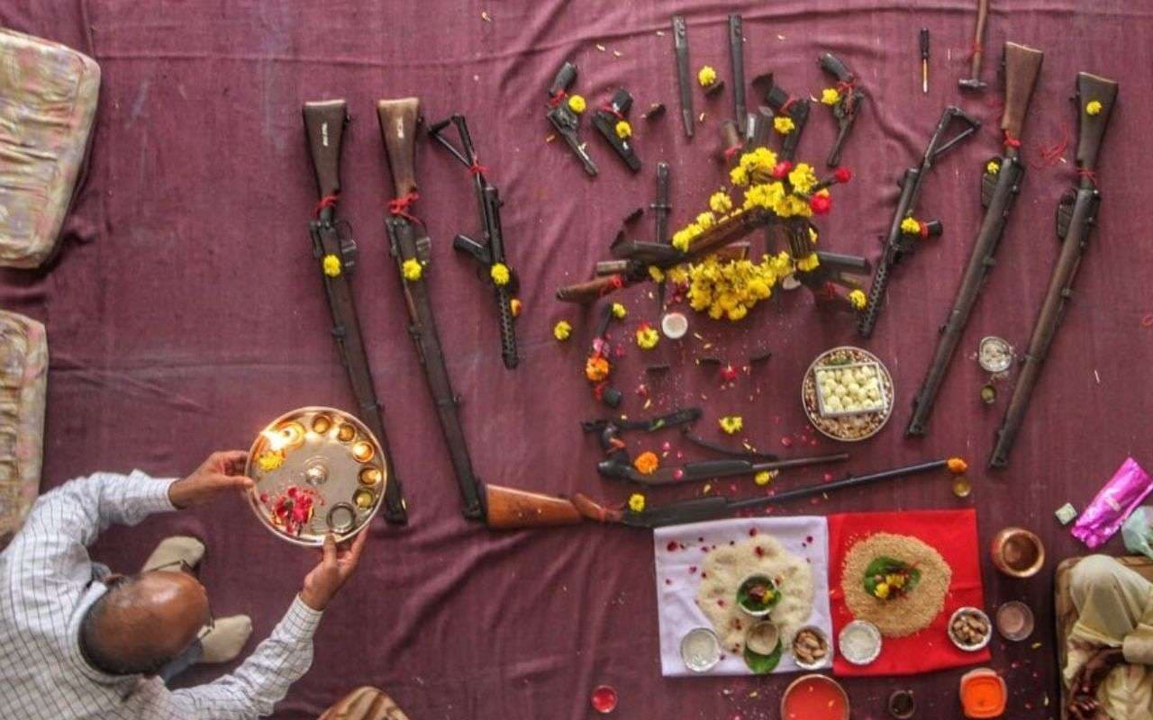 Shastra Puja 2025: दशहरा के दिन ही क्यों की जाती है शस्त्र पूजा, जानें यहां