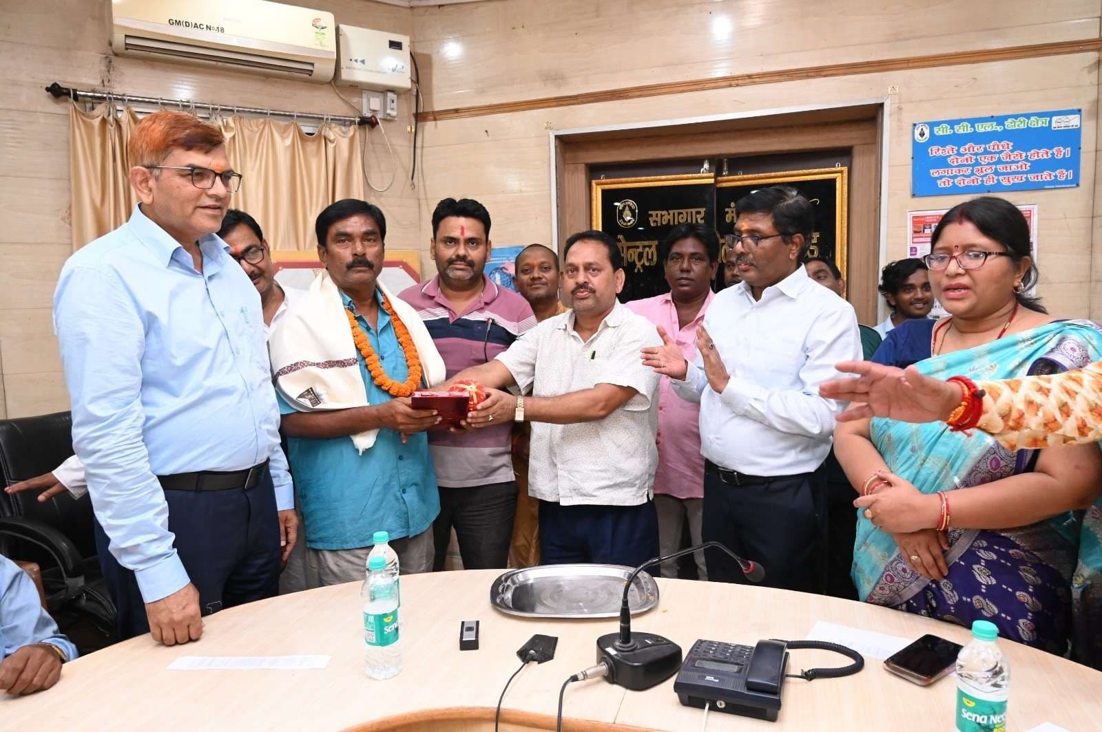 Bokaro News : सीसीएल ढोरी क्षेत्र से सेवानिवृत्त नौ कामगारों को दी गयी विदाई