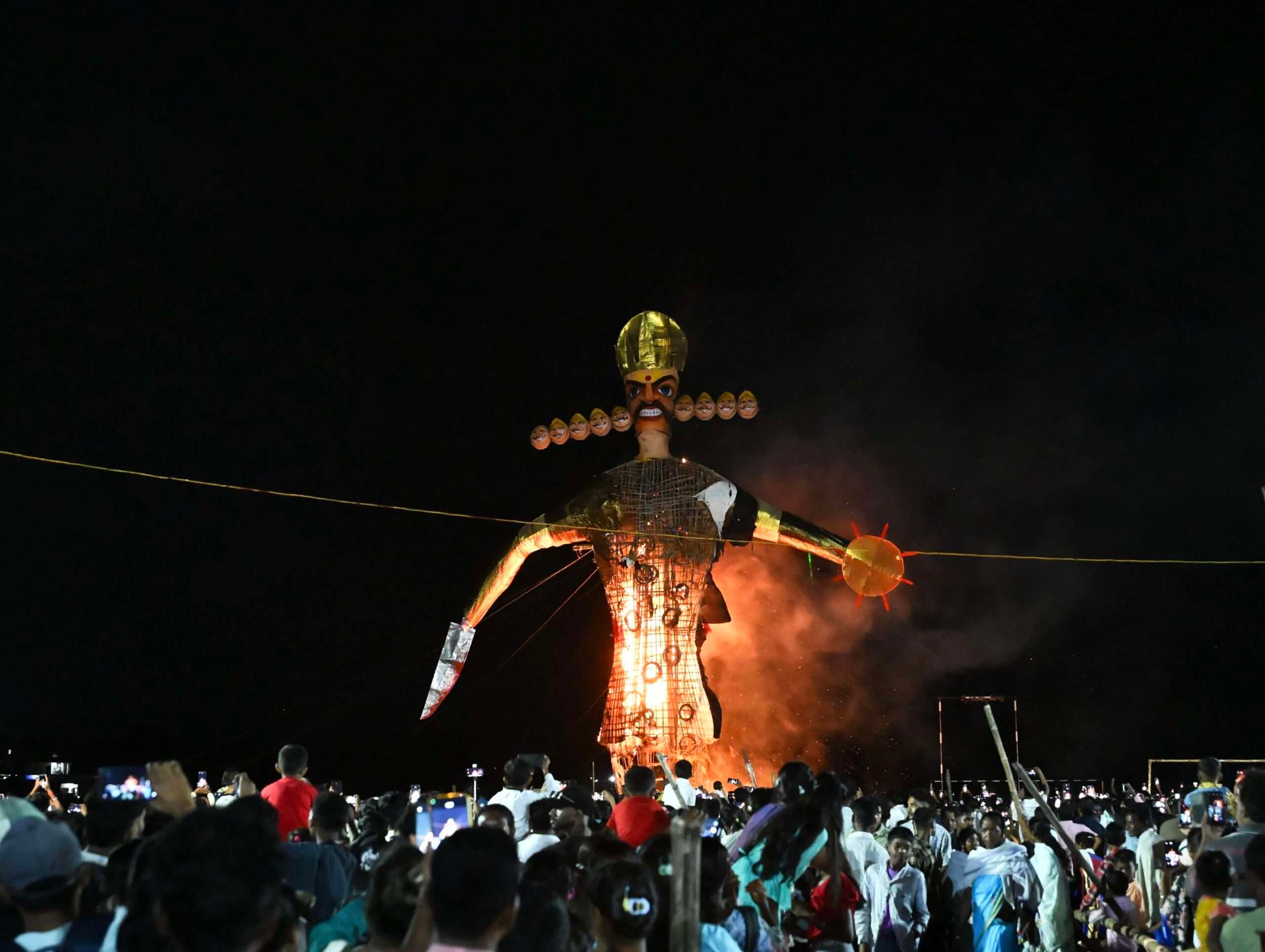 रावण के पुतले को जलाया