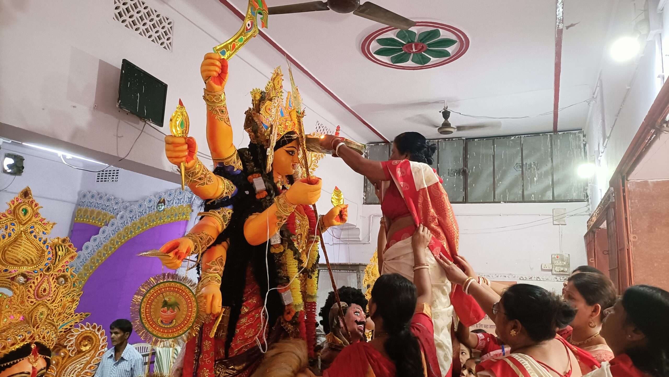 सिंदूर खेला के बाद भक्तों ने नम आंखों से मां दुर्गा को दी विदाई