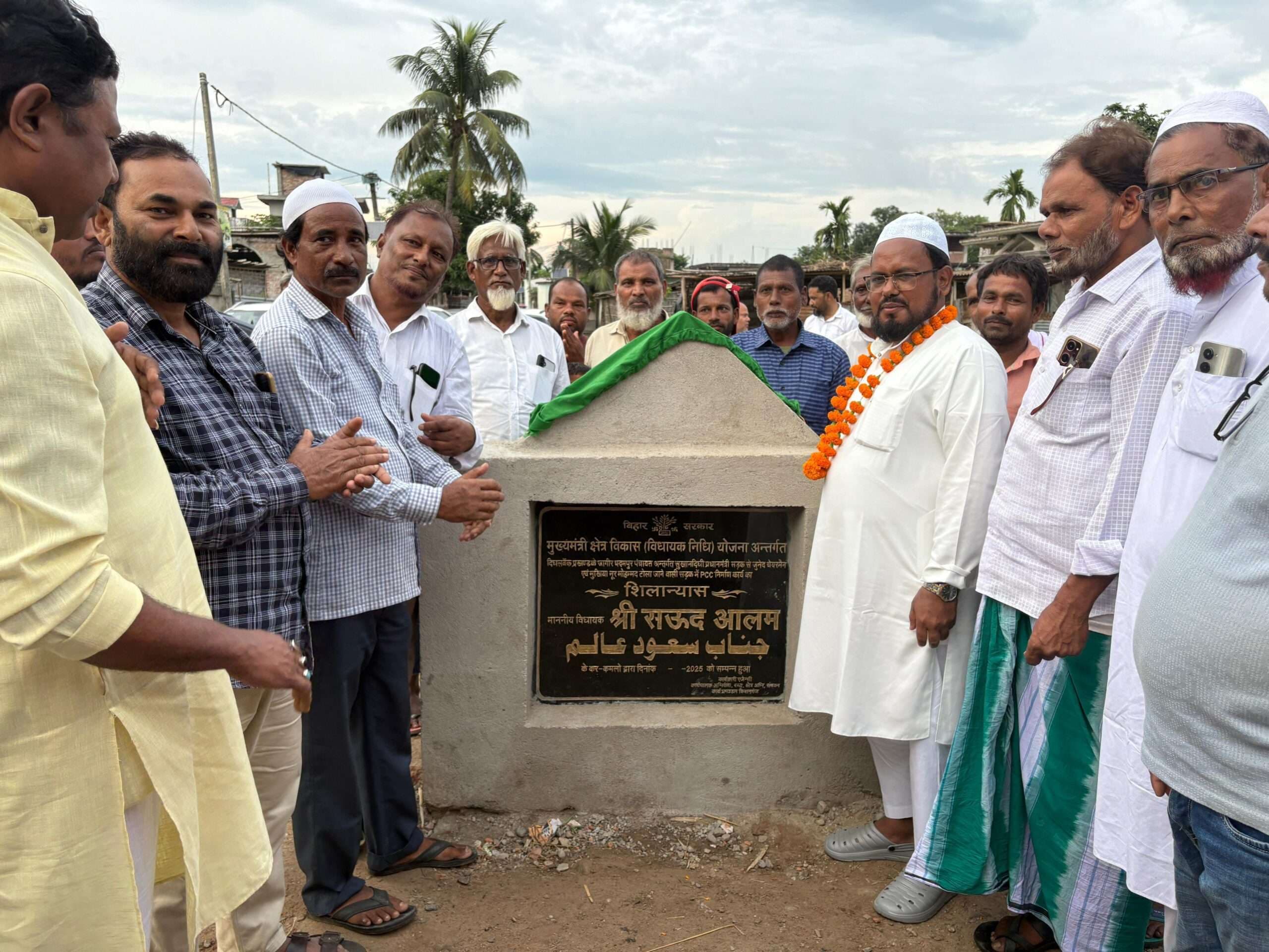 दिघलबैंक प्रखंड में पांच योजनाओं का राजद विधायक सउद आलम ने किया शिलान्यास