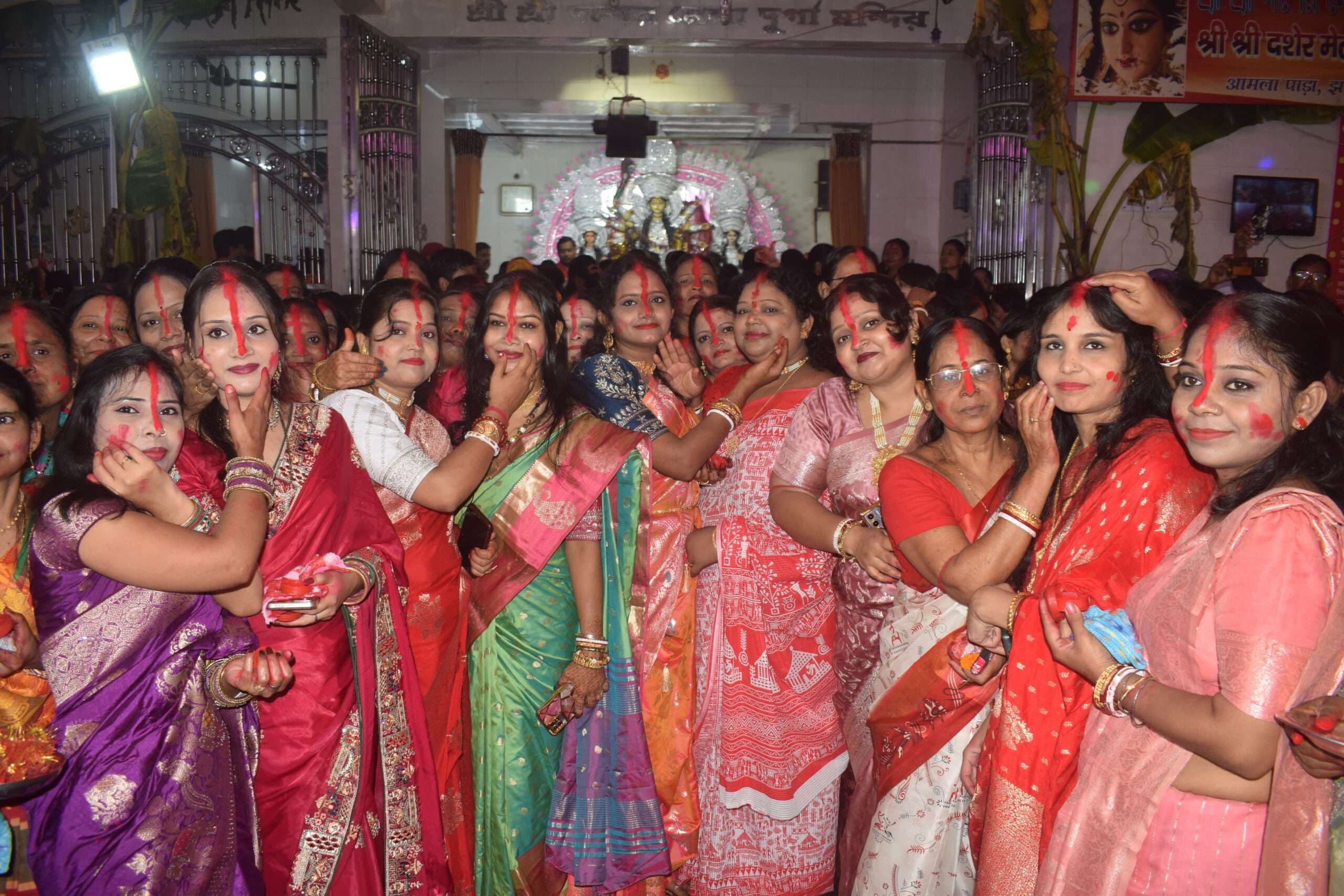 Dhanbad News: महिलाओं ने सिंदूर खेला के साथ मां को दी विदाई