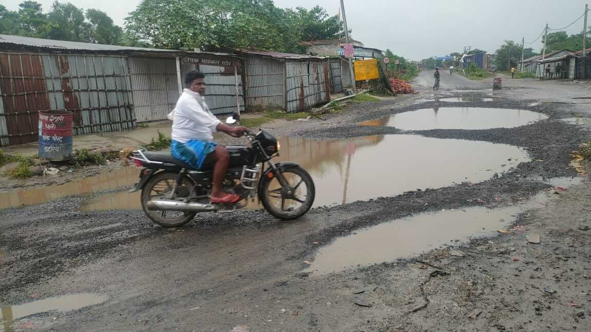 सड़क पर गड्ढ़ों का साम्राज्य, पानी भरने से हो रही दुर्घटनाएं