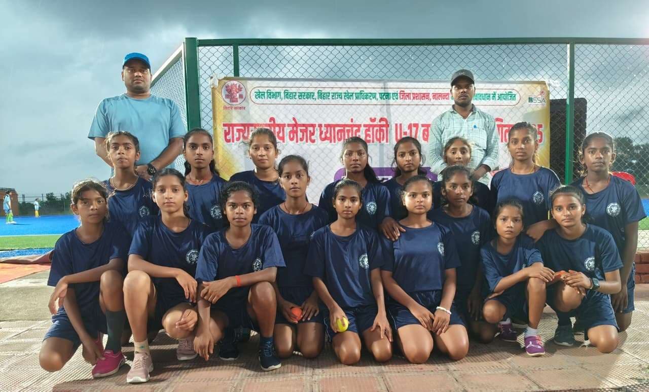 राज्यस्तरीय हॉकी टूर्नामेंट में भाग लेने के लिए बालिका हॉकी टीम की रवाना