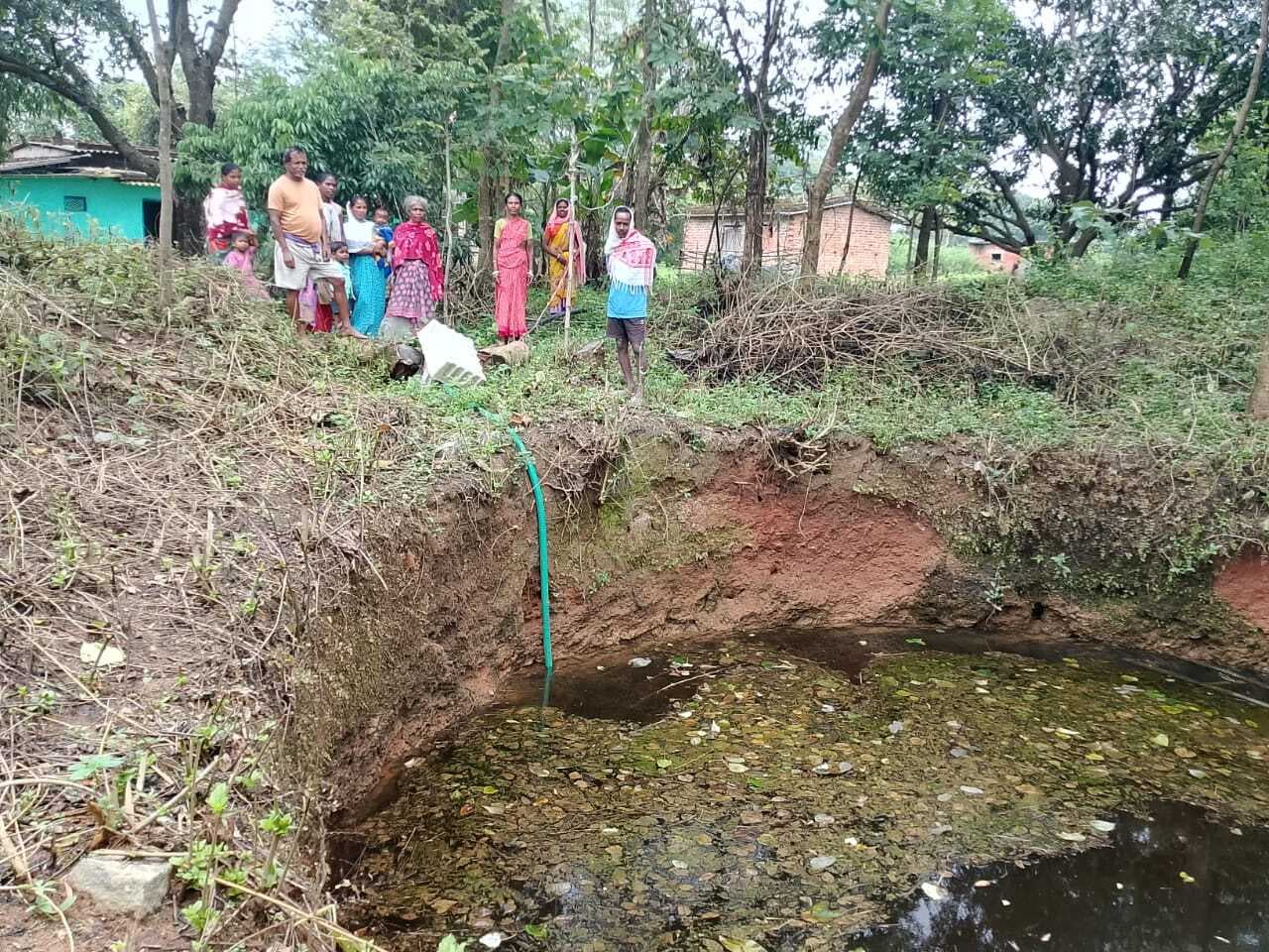 टोली में पेयजल की समस्या से जूझ रहे ग्रामीण