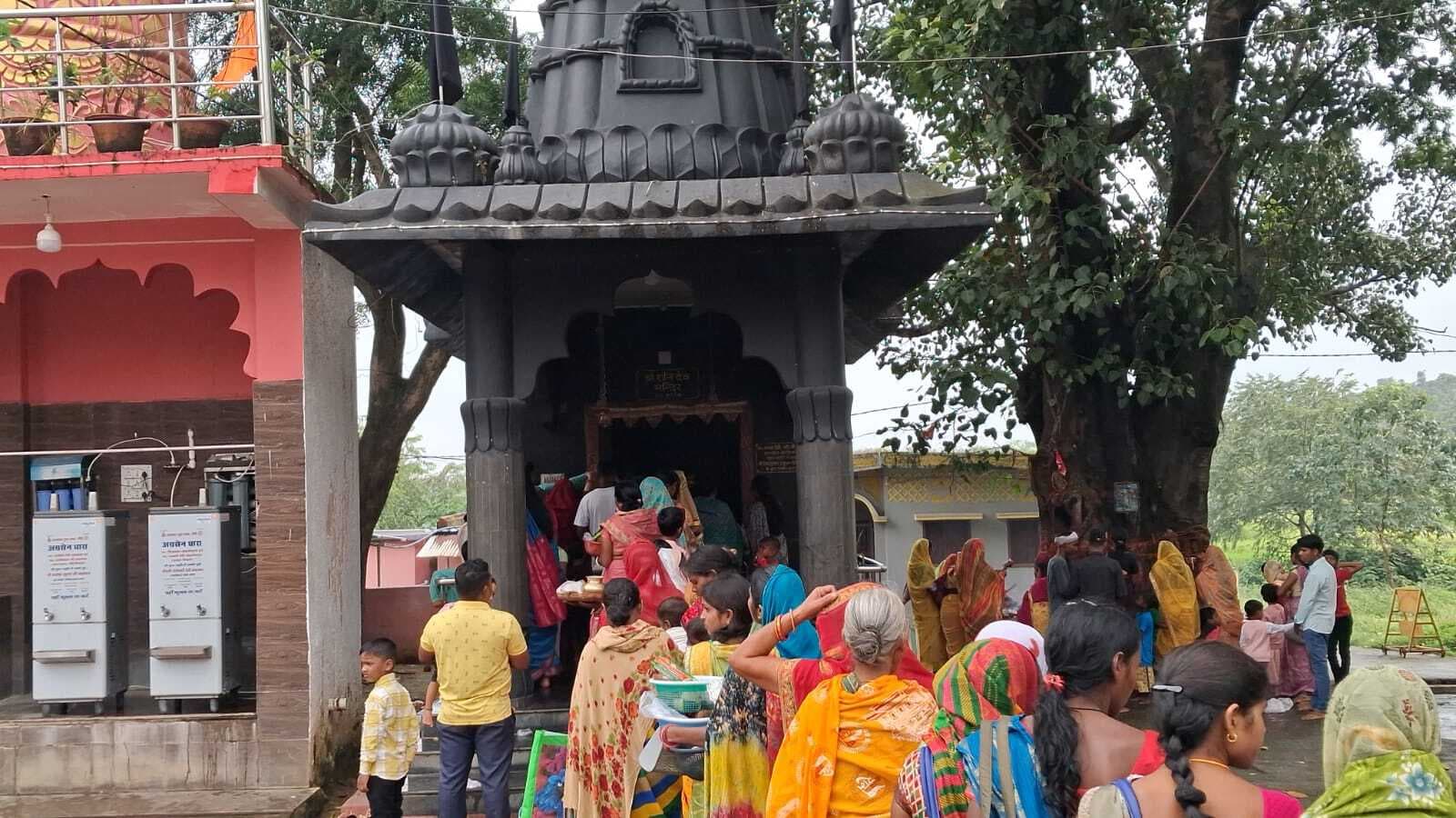 आम्रेश्वर धाम के शनि मंदिर में श्रद्धालुओं की भीड़