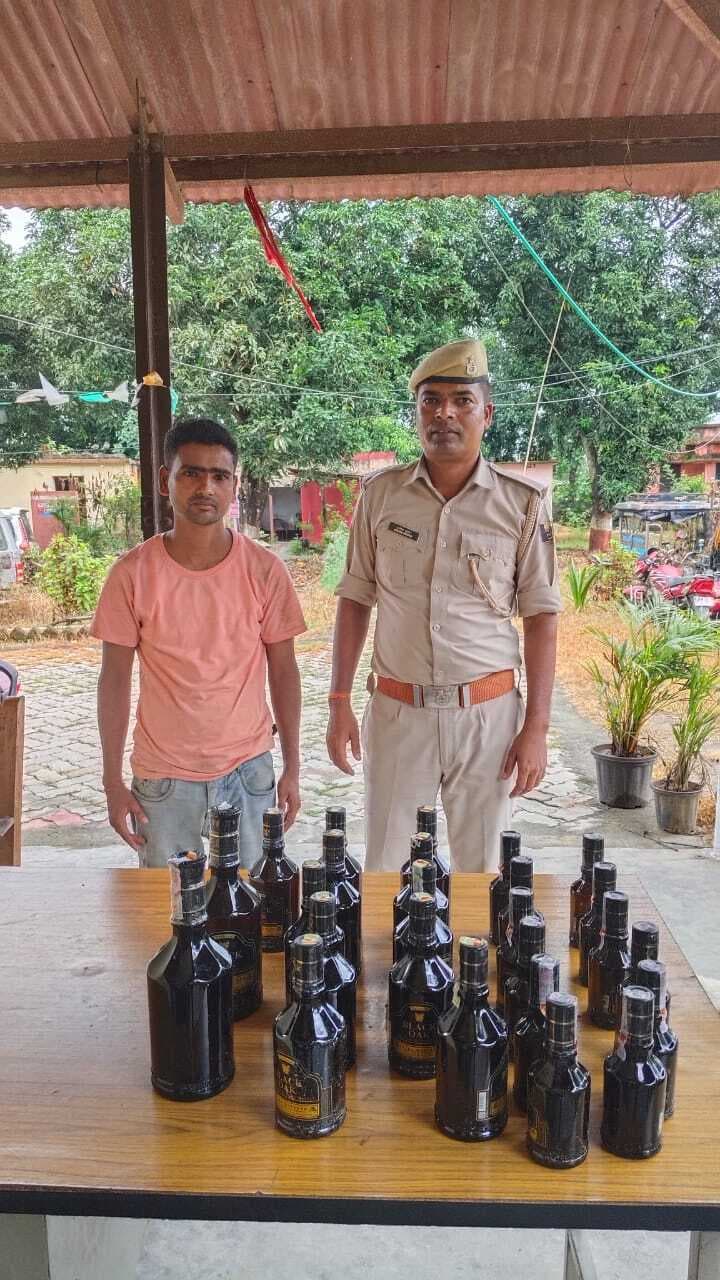 सात लीटर विदेशी शराब व बाइक सहित तस्कर गिरफ्तार