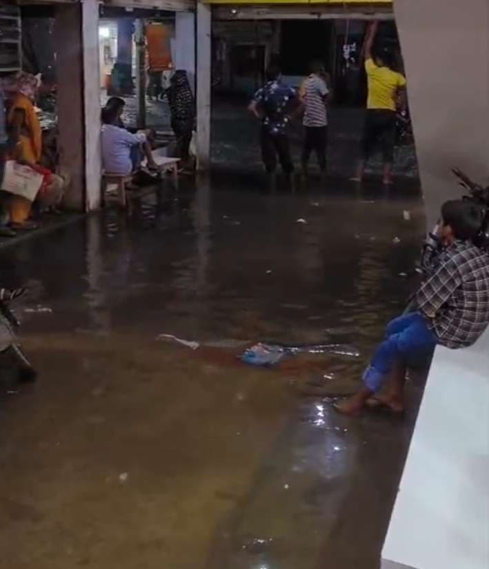बारिश ने नपं के विकास कार्यों की खोली पोल, घरों व दुकानों में घुसा पानी