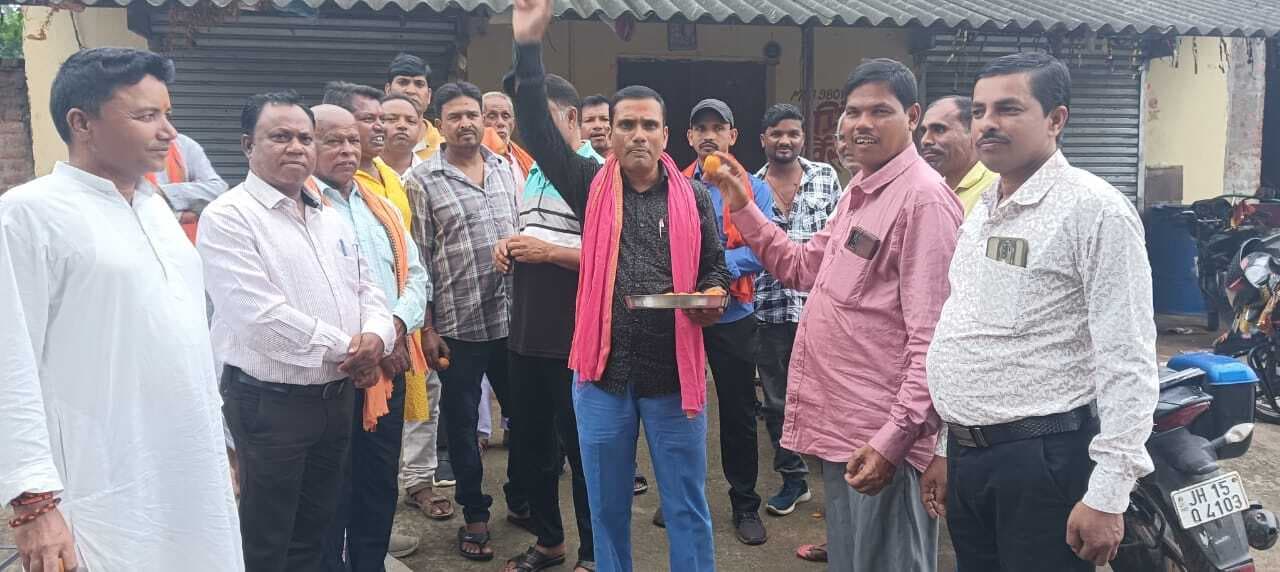 आदित्य साहू के अध्यक्ष बनने पर भाजपाइयों ने बांटी मिठाई