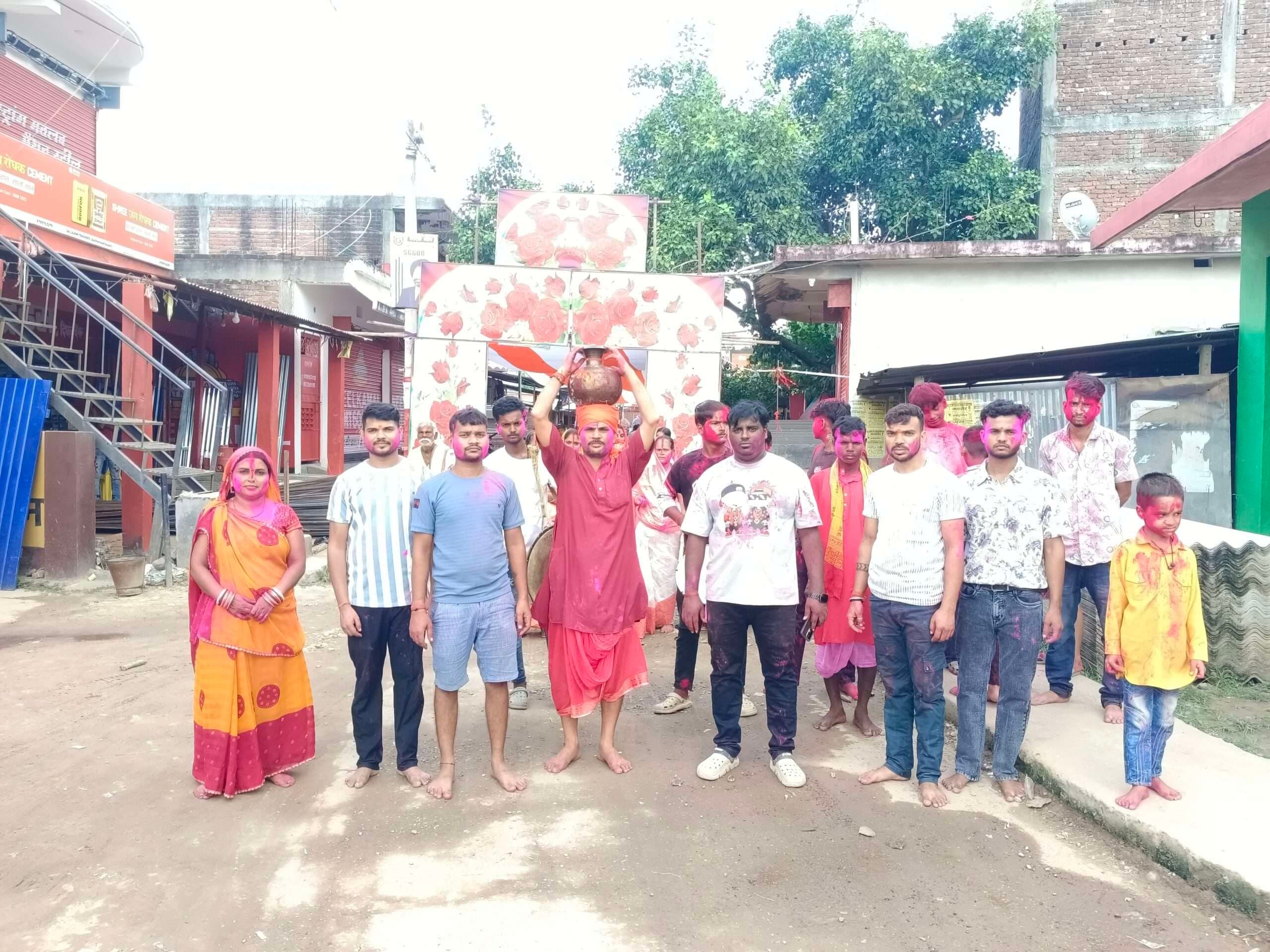 शोभायात्रा निकालकर भक्तों ने मां दुर्गा के प्रतिमा को किया विसर्जित