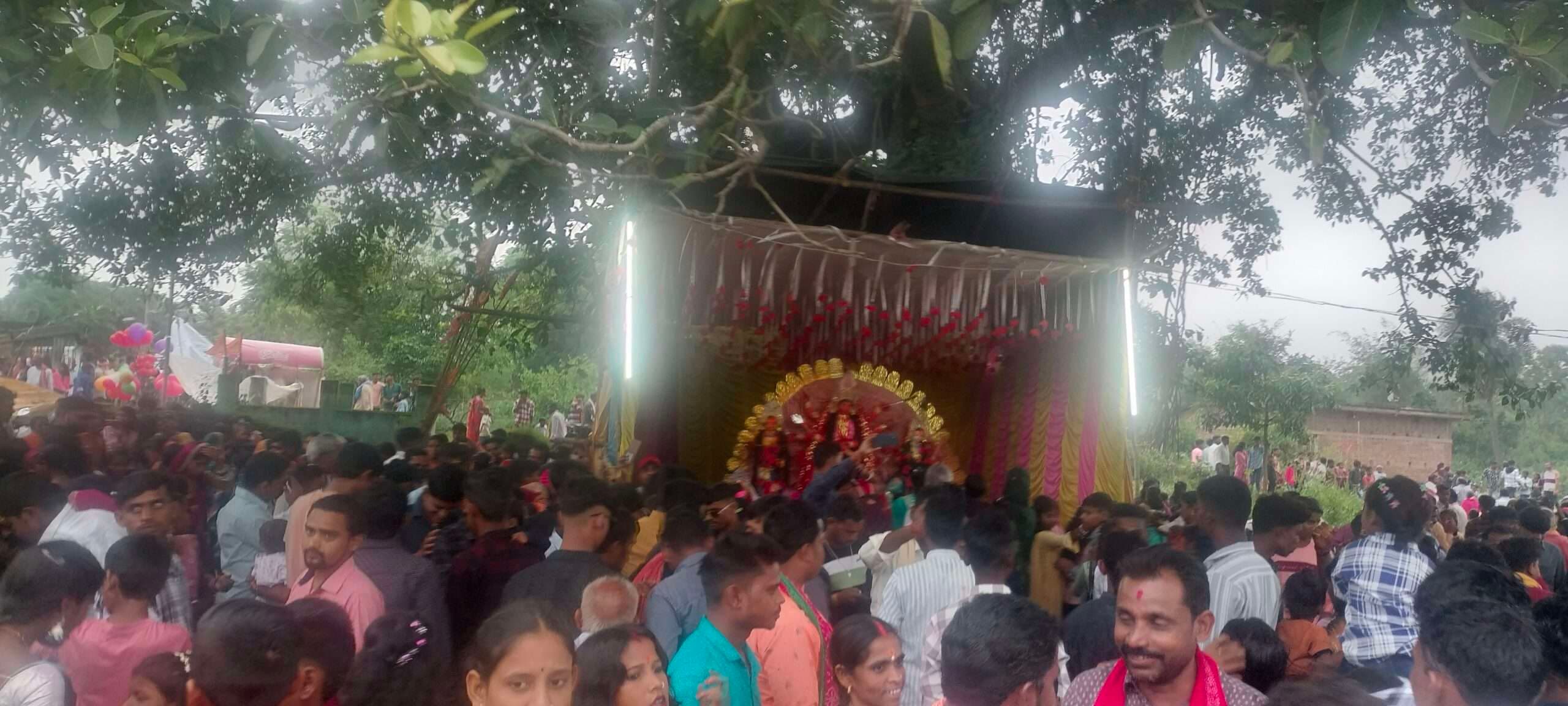 नम आंखों से मां दुर्गा को दी विदाई