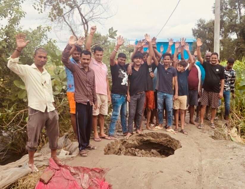 फुलवरिया में माधोमठ-रतनपुरा सड़क पुल टूटा, आवागमन ठप, नाराज ग्रामीणों ने किया प्रदर्शन