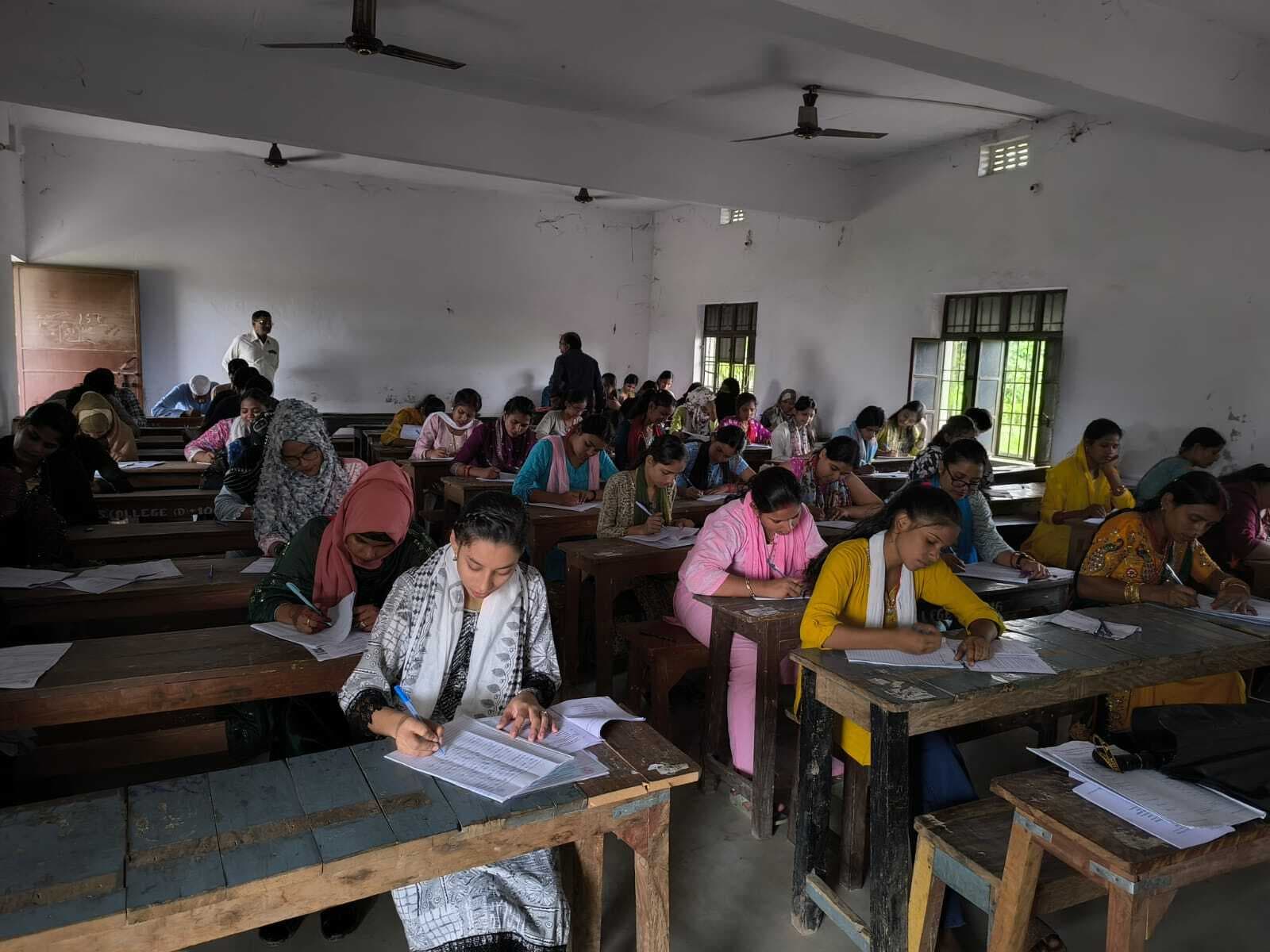 बीएस कॉलेज सिमराहा में कदाचार मुक्त स्नातक फोर्थ सेमेस्टर की परीक्षा संपन्न