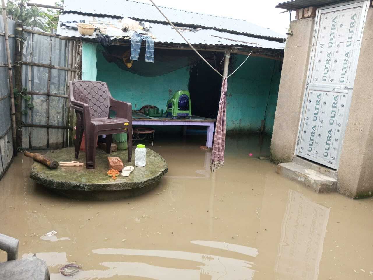 तेज हवा व बारिश से रहुआ गांव में उजड़ गये 69 घर-दुकान