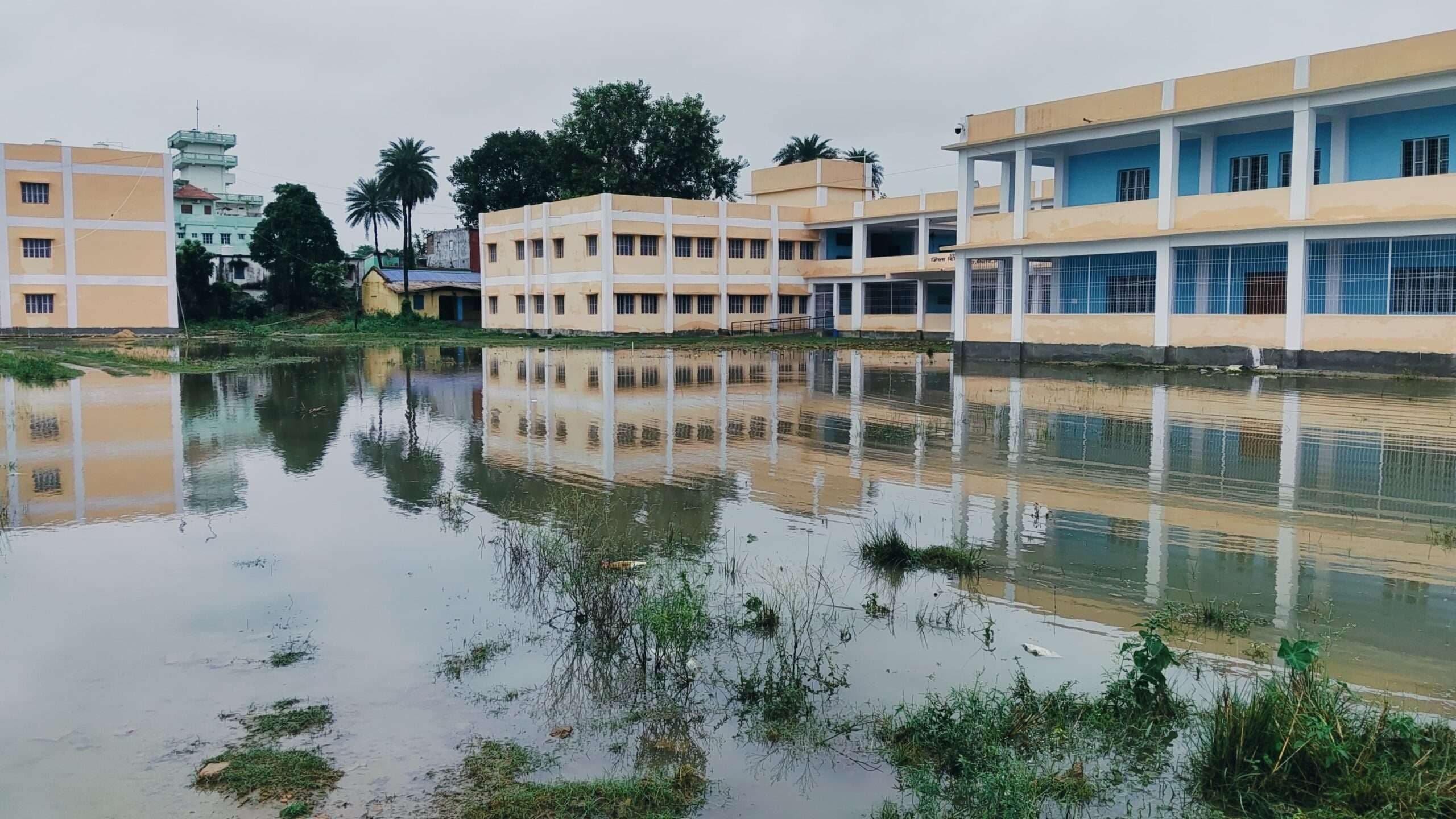 मधेमपुरा में मूसलाधार बारिश से जनजीवन हुआ अस्त-व्यस्त