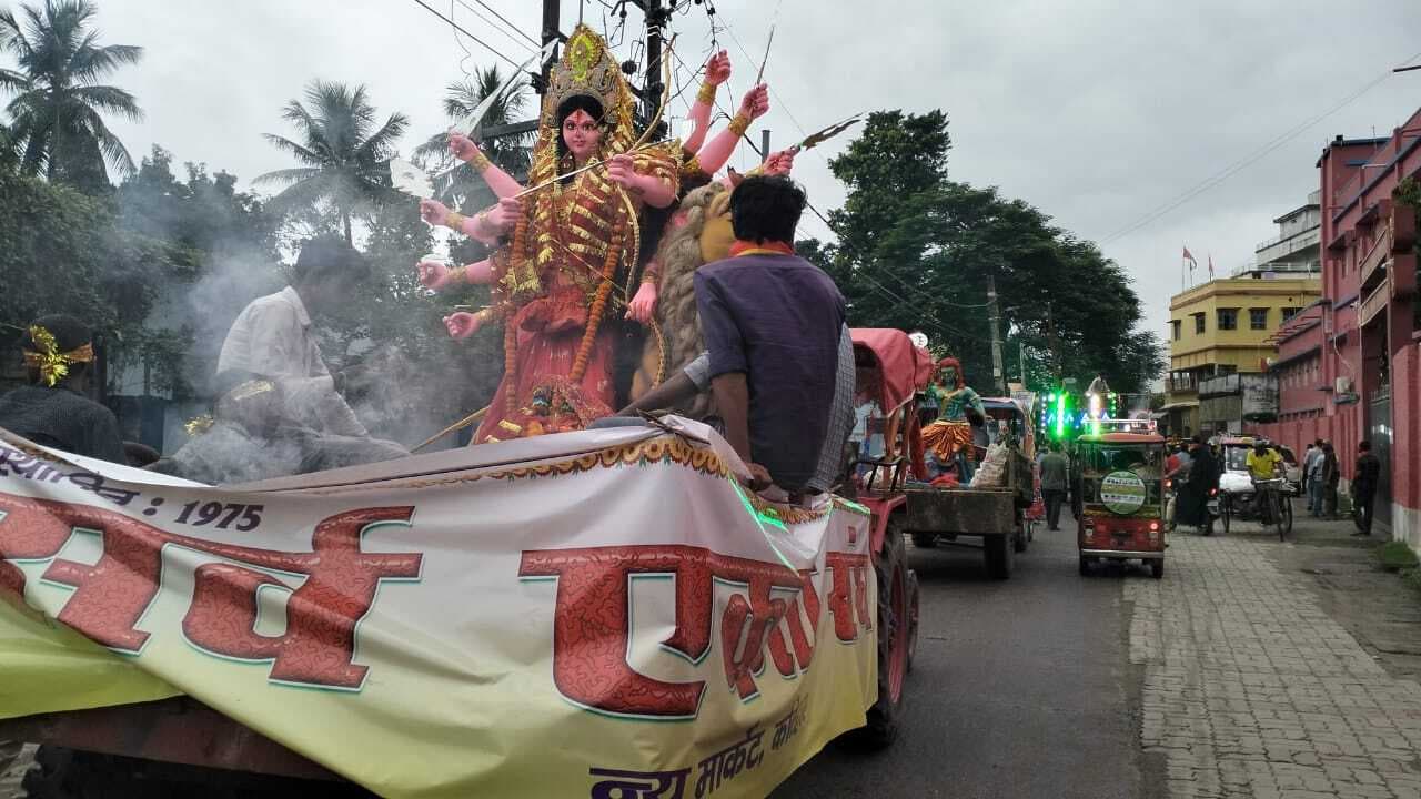 मां दुर्गा को लोगों ने नम आंखों से दी विदाई