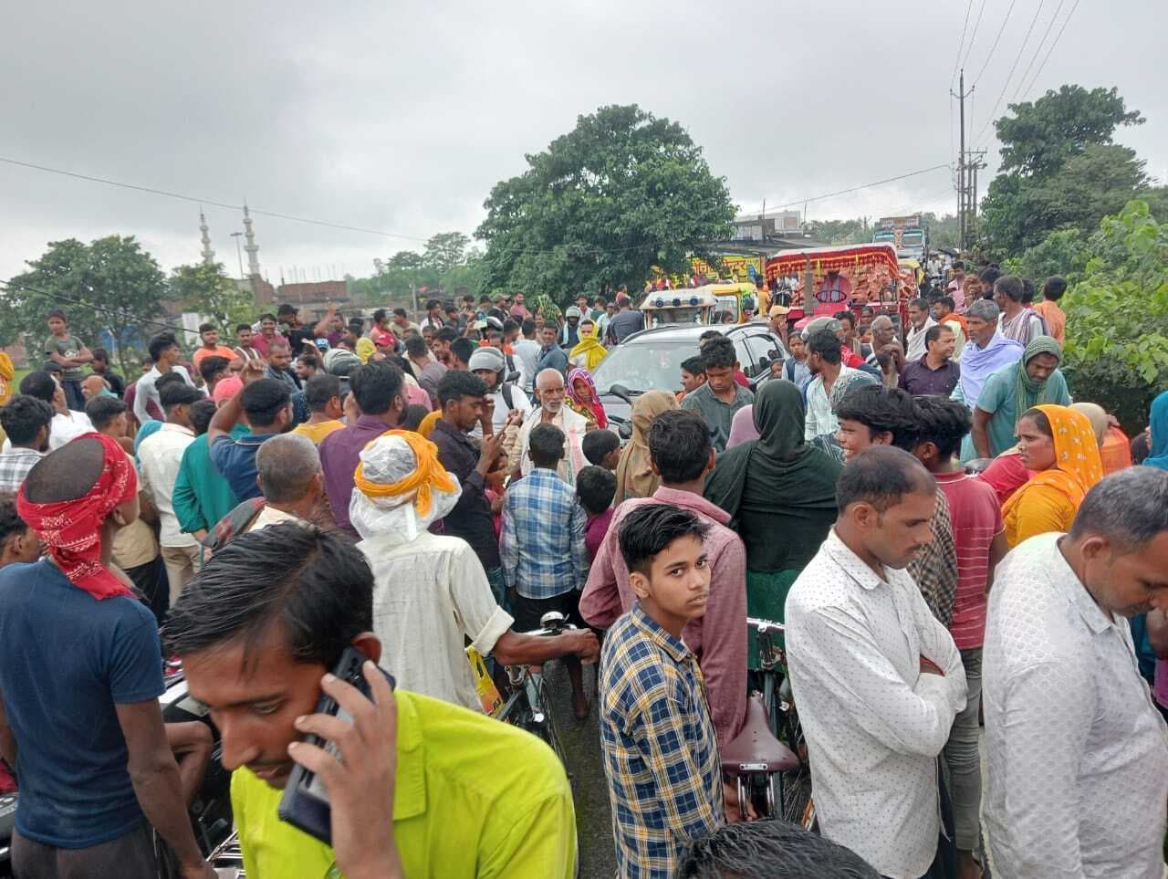 सड़क की मांग को लेकर किया लाेगों ने किया सड़क जाम