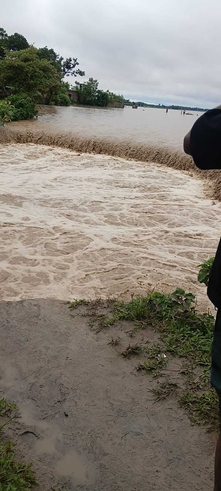 बूढ़ी कनकई व कनकई नदी उफान पर, पलायन जारी, आवागमन बाधित