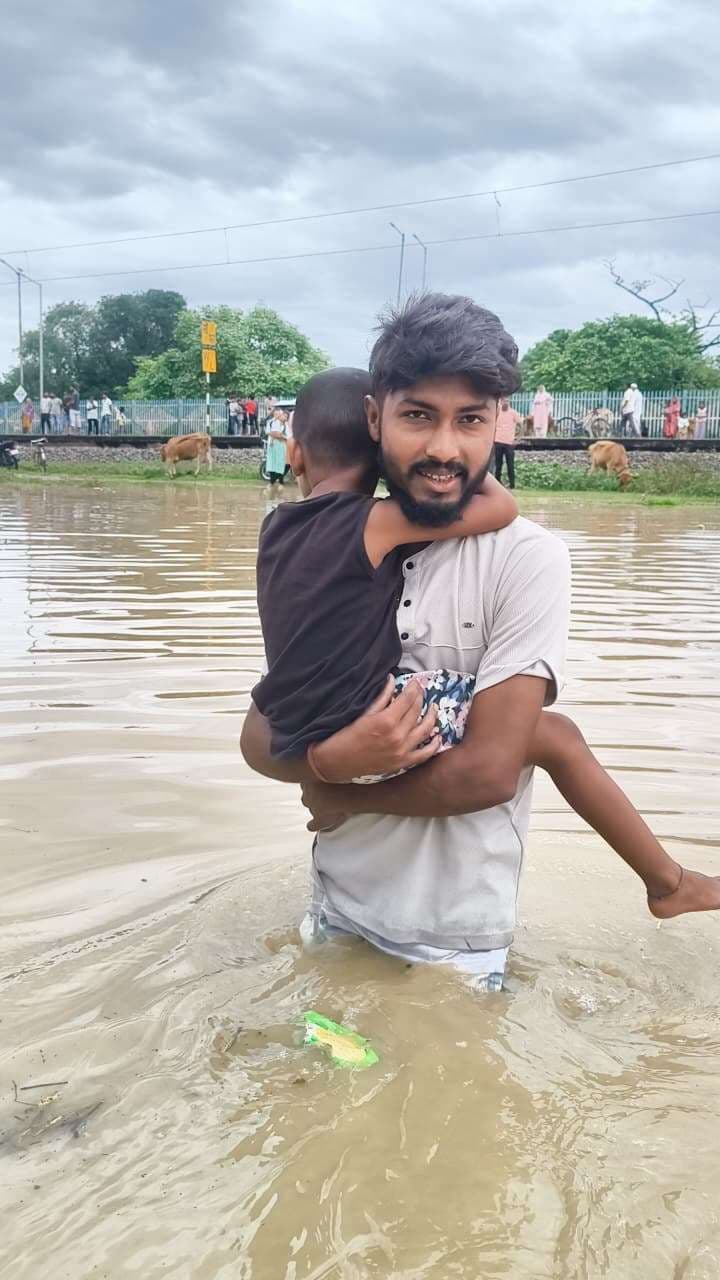 सीमावर्ती क्षेत्र में बढ़ा जलस्तर, रेलवे प्लेटफार्म बना सहारा