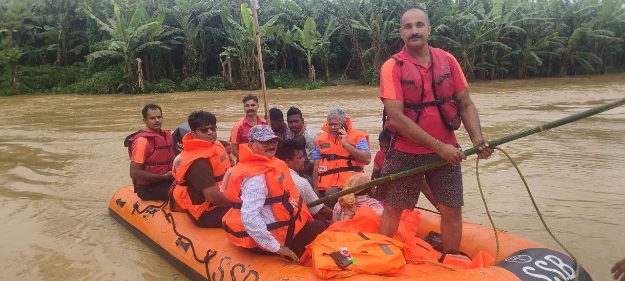 एसएसबी की टीम ने 225 लोगों का किया रेस्क्यू, साम्रगी वितरित