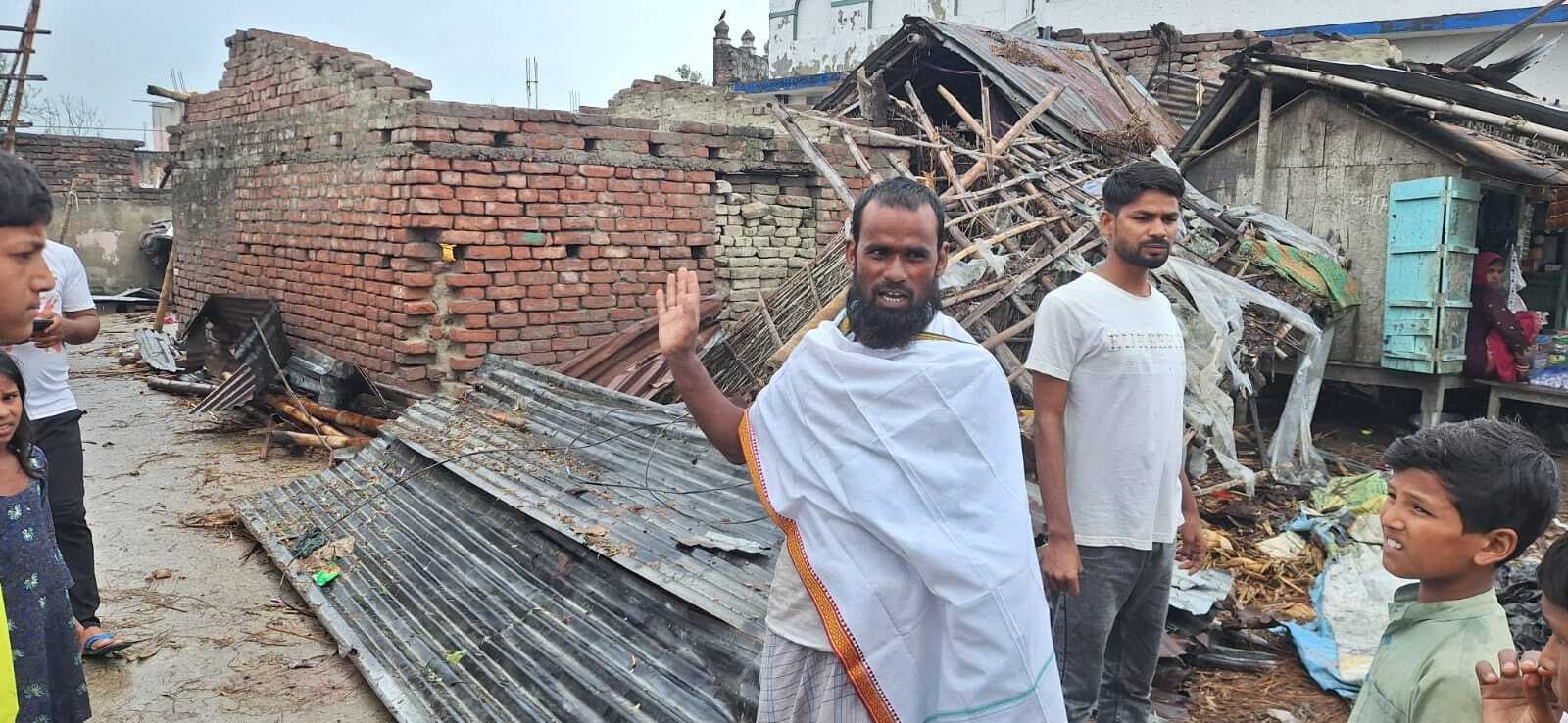 चक्रवाती तूफान में 400 से अधिक घर प्रभावित, उजड़ा आशियाना, बेघर हुये लोग