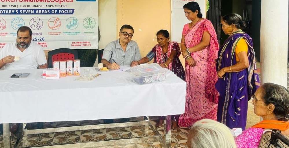 Bokaro News : रोटरी क्लब ने वृद्धजनों के लिए लगाया हेल्थ कैंप