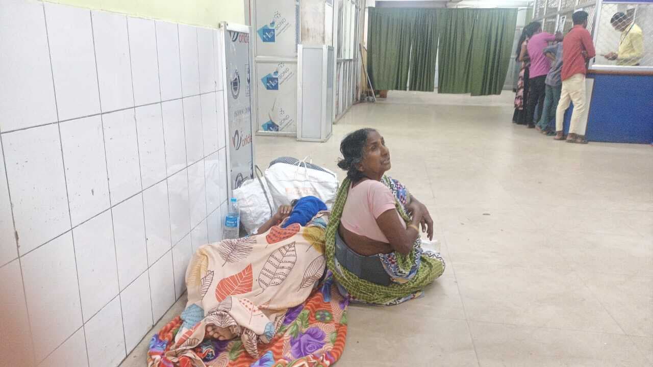 Dhanbad News: एसएनएमएमसीएच : आठ घंटे फर्श पर पड़े रहने के बाद मरीज को मिला बेड