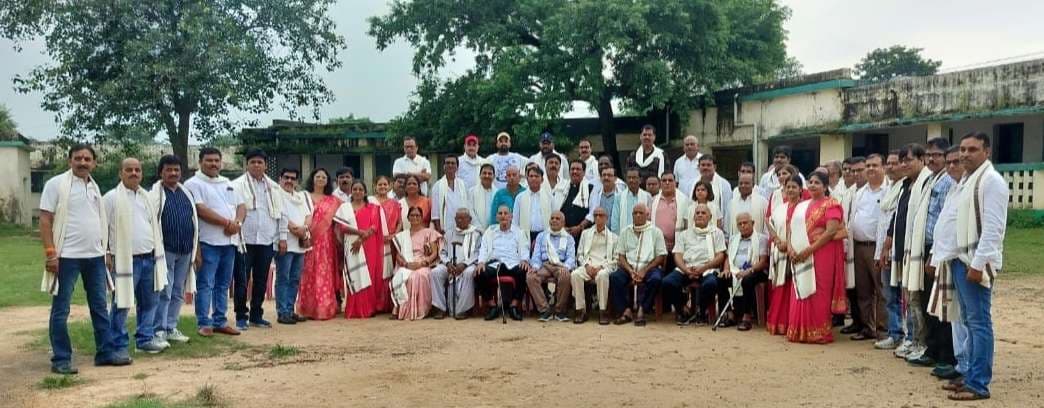 Dhanbad News: हाई स्कूल भूली के पूर्ववर्ती छात्र व शिक्षकों को किया गया सम्मानित