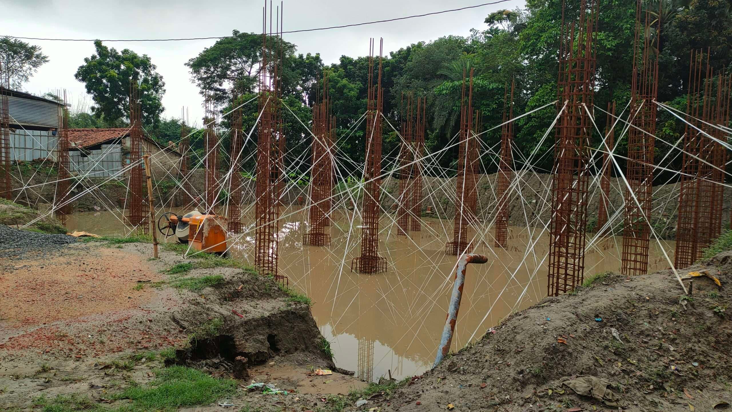 महारस पंचायत सरकार भवन पर ग्रहण, संवेदक कार्य में कर रहे लापरवाही