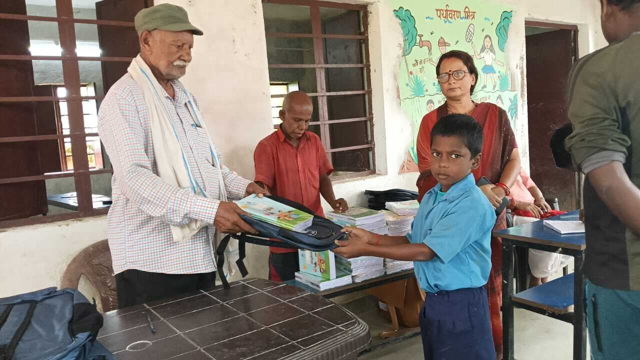 प्राथमिक विद्यालय रजौरा में बच्चों के बीच कीट व नोटबुक का वितरण