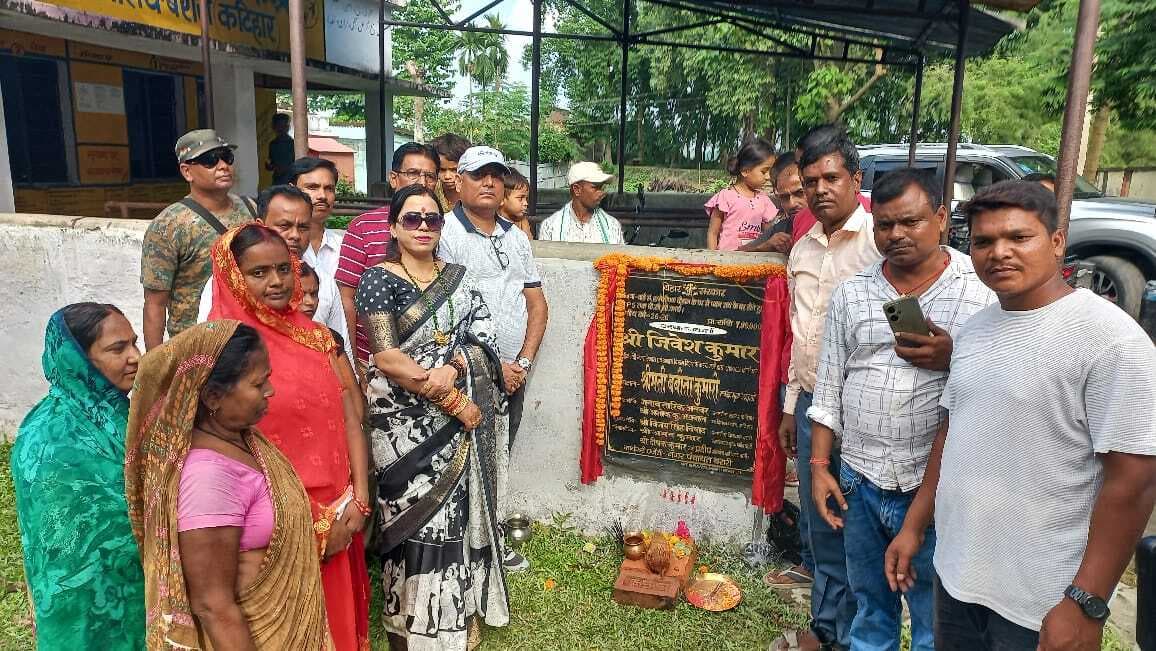 मुख्य पार्षद ने तीन वाटर फ्रीजर का उद्घाटन किया