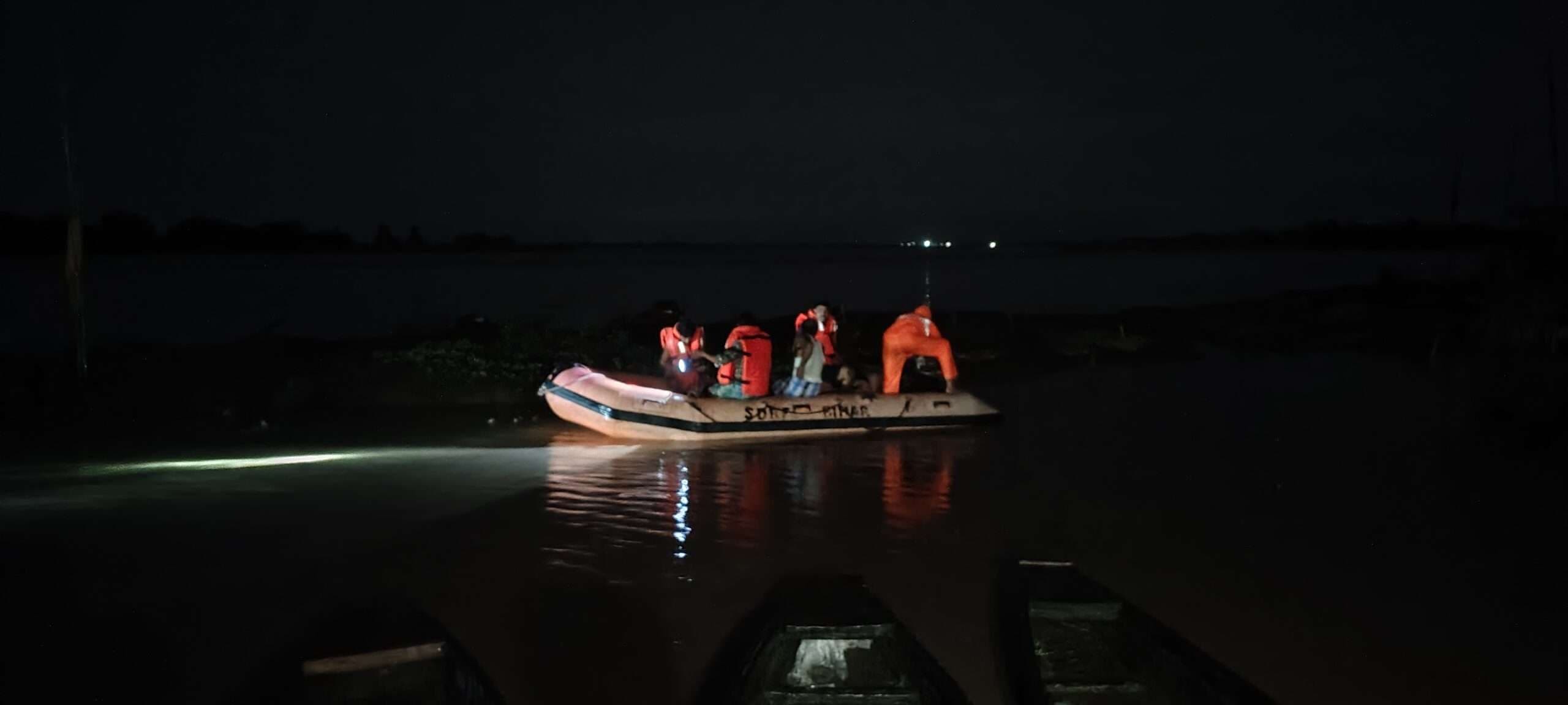 एसडीआरएफ ने बाढ़ में फंसे व्यक्ति की बचाई जान