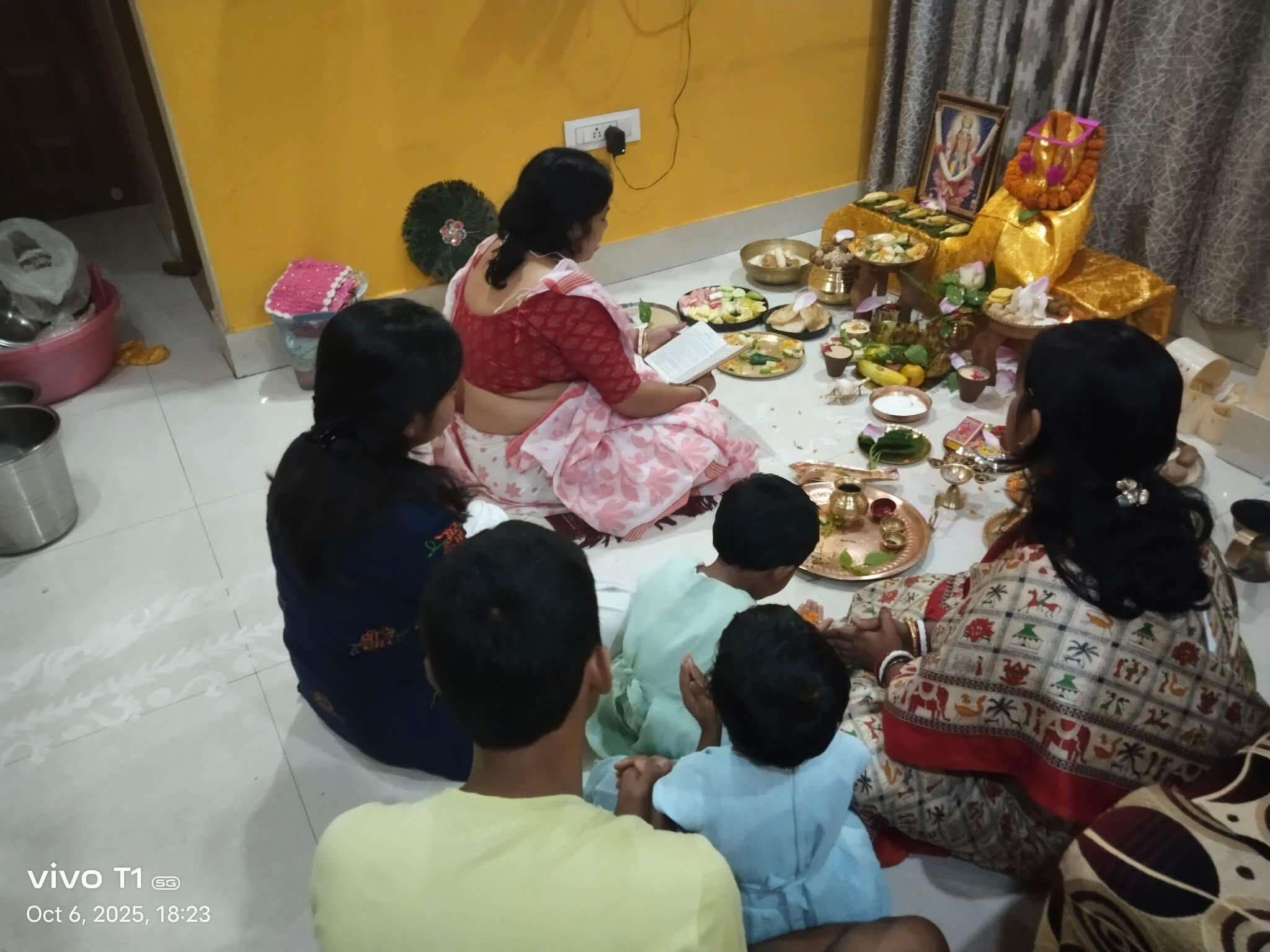 एसो मां लोक्खी आमादेर घोरे, थाको आलो कोरे…