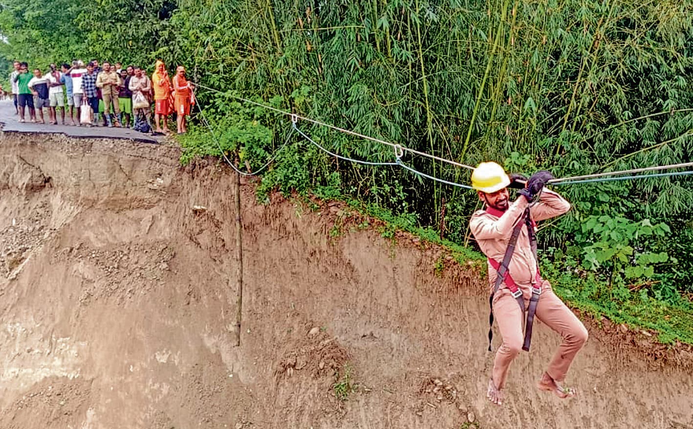 भूस्खलन के बाद भी बड़ी संख्या में पहुंच रहे पर्यटक