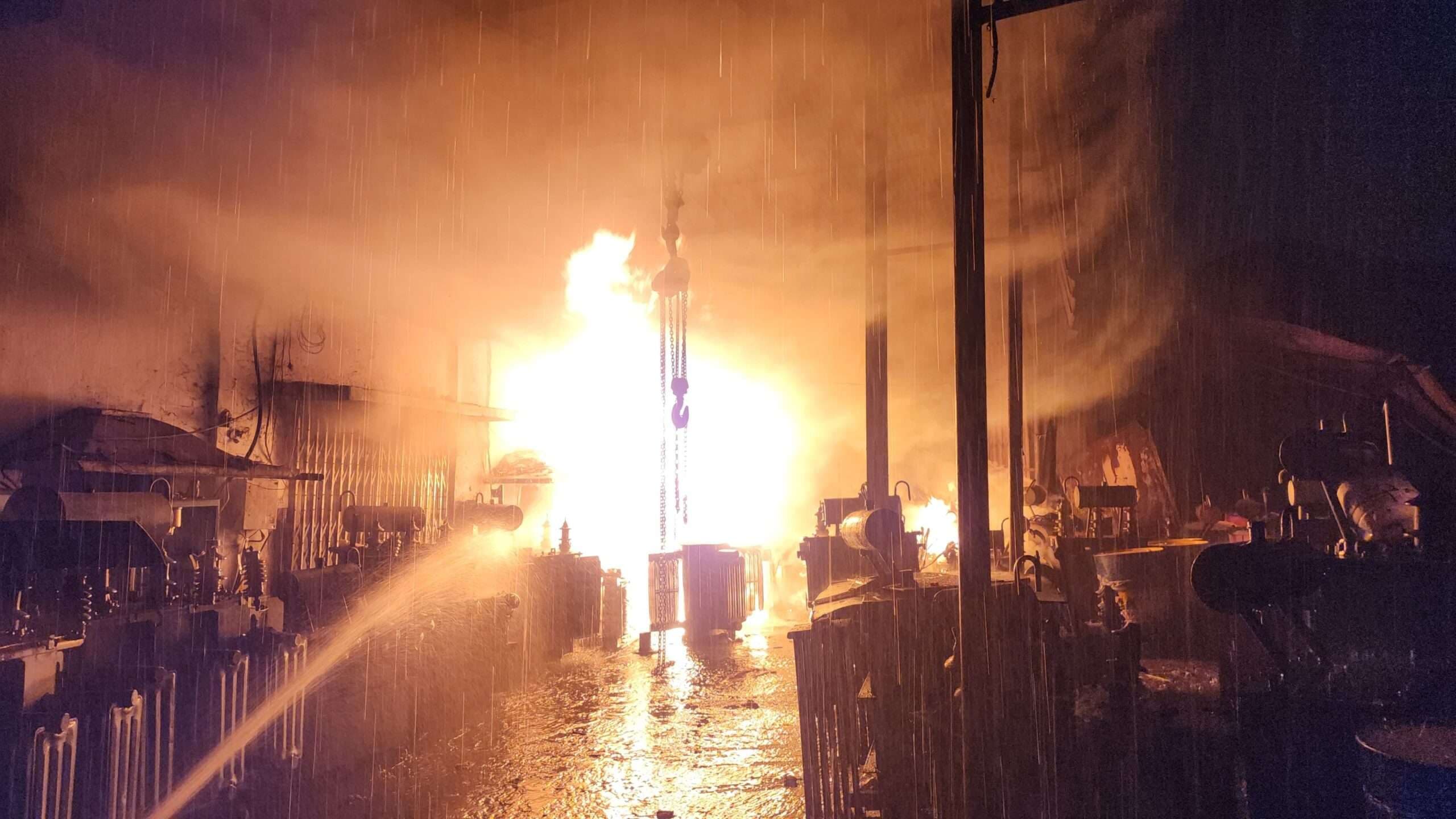 Dhanbad News: बिजली विभाग के वर्कशॉप में लगी भीषण आग, लाखों का नुकसान