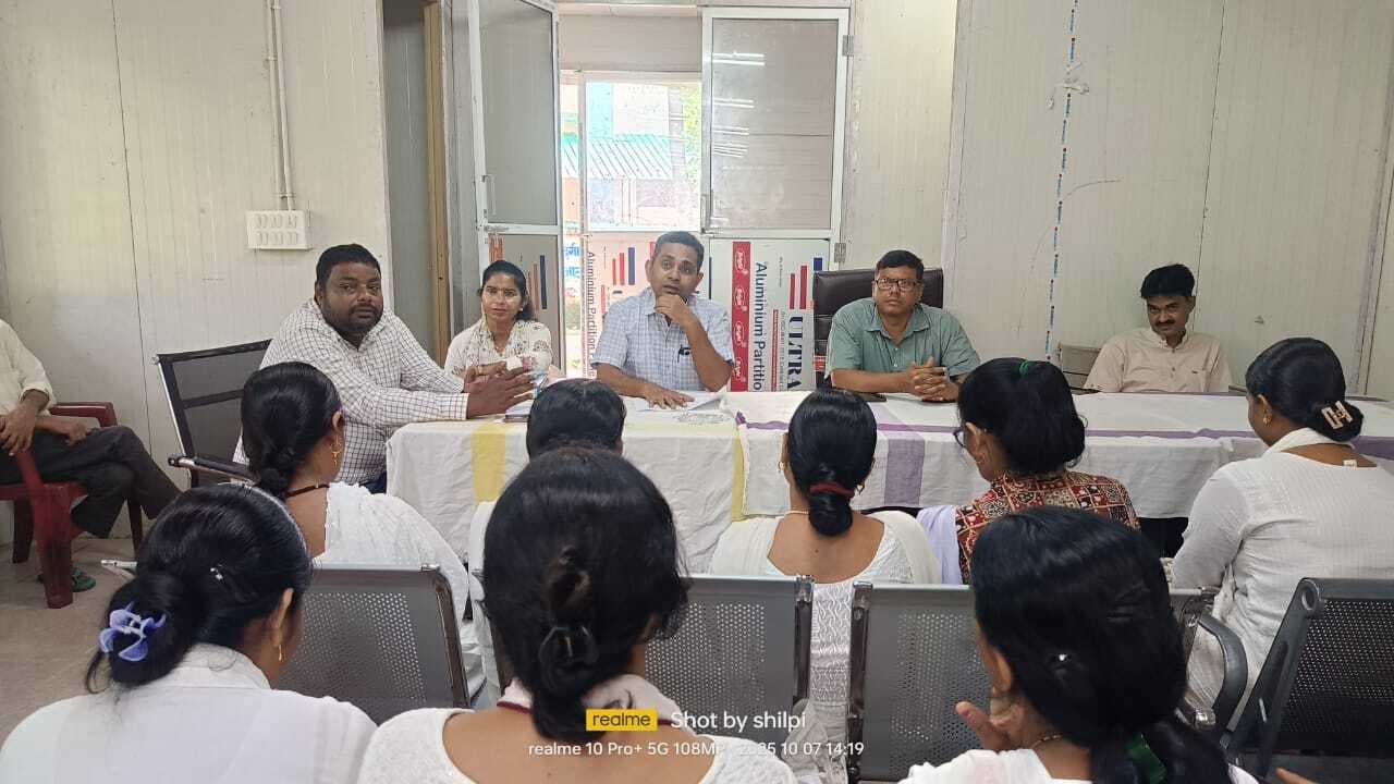 बैठक में एएनएम से स्वास्थ्य विभाग के संचालित विभिन्न कार्यक्रमों की ली प्रगति रिपोर्ट