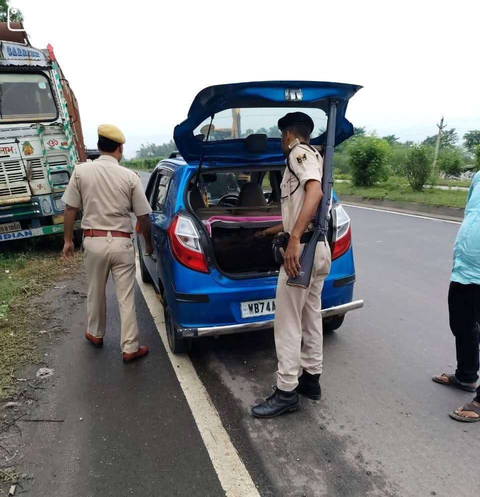 जिले के विभिन्न चेक पोस्ट पर पुलिस कर रही सघन वाहन जांच