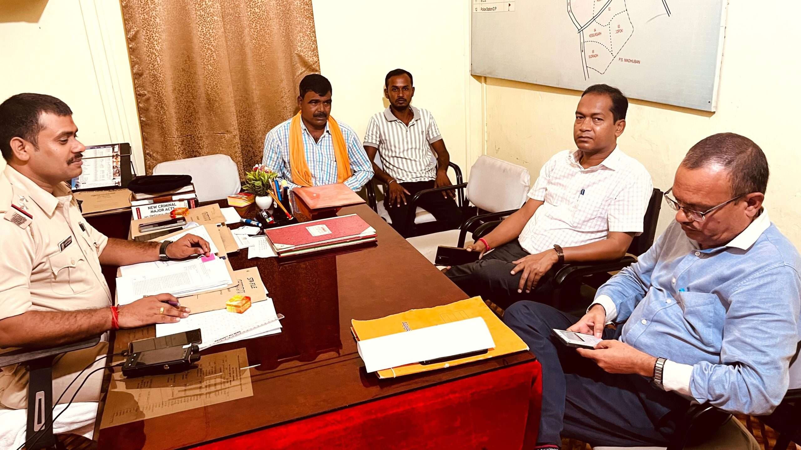 Dhanbad News : सपरिवार आत्मदाह से पहले पिता-पुत्र को पुलिस ने उठाया