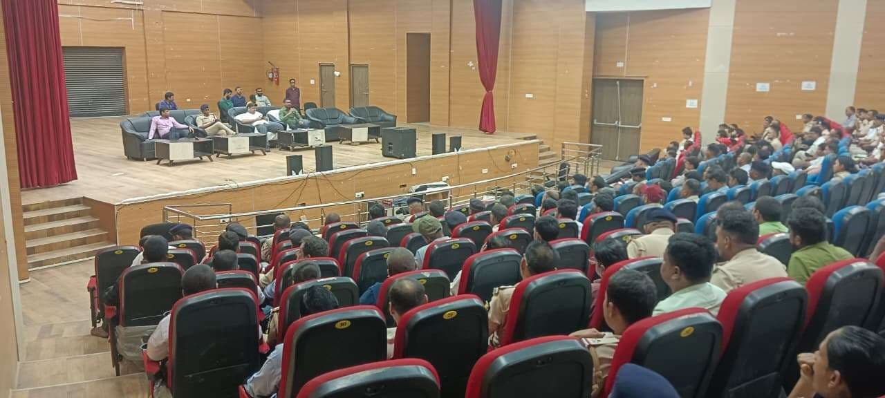 सेक्टर पदाधिकारी सतत निरीक्षण कर मतदान केंद्रों में उपलब्ध संसाधनों का करें अवलोकन : डीएम