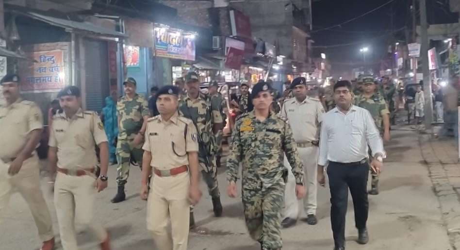 फ्लैग मार्च कर भयमुक्त मतदान करने का दिया संदेश