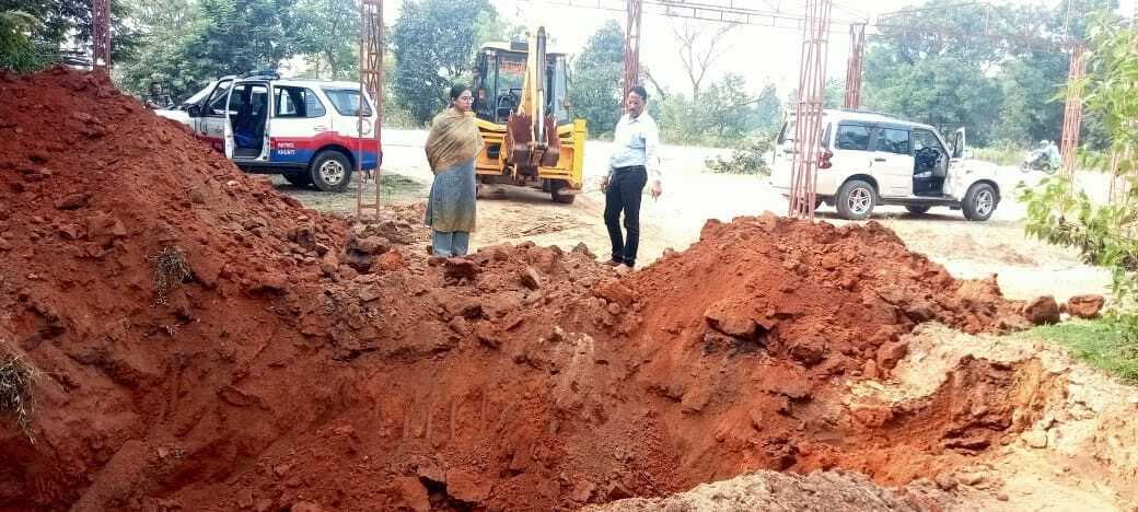 ट्रक व दो हाइवा पकड़े गये, ट्रैक्टर का इंजन ले भागा चालक