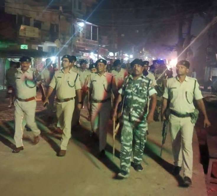 शांतिपूर्ण मतदान कराने को ले पुलिस ने निकाला फ्लैग मार्च