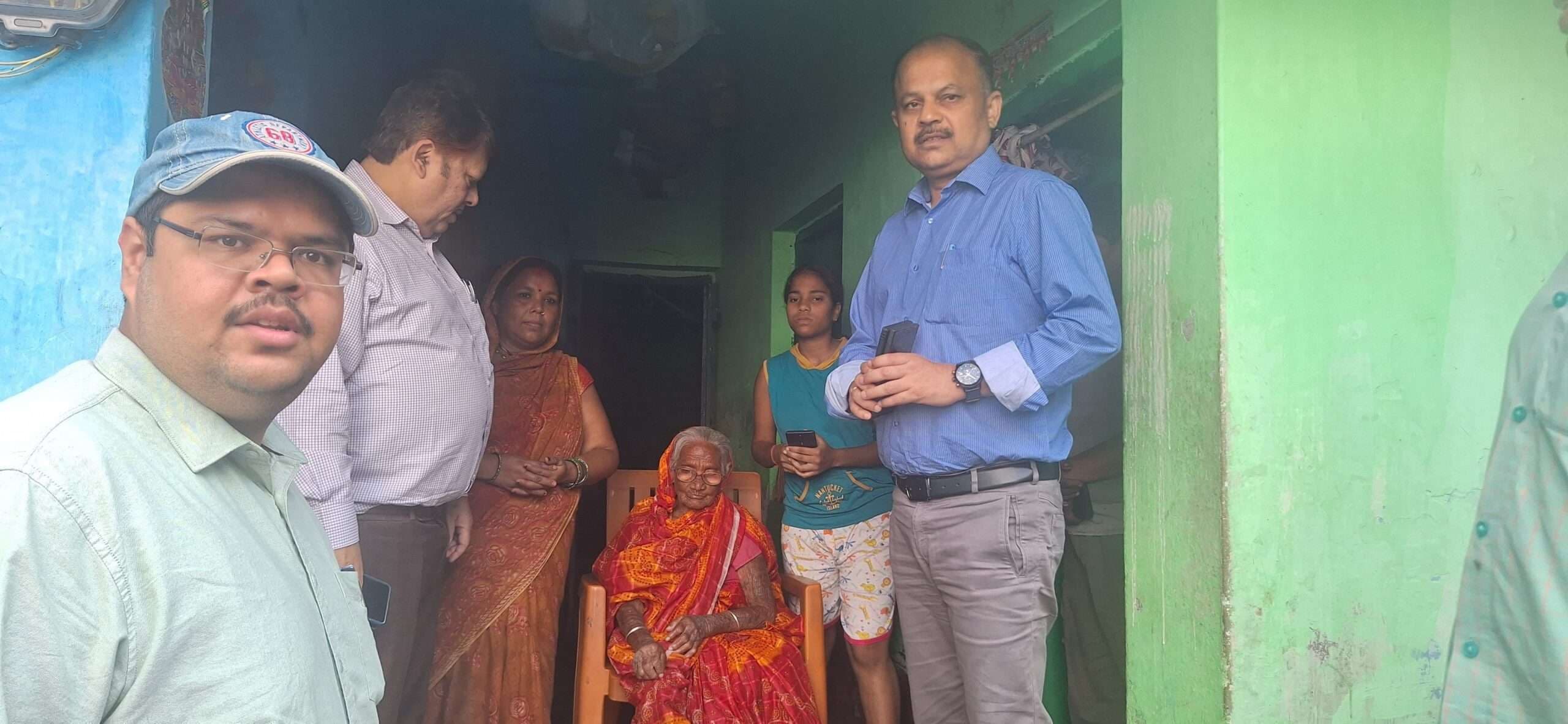 डीएम ने वयोवृद्ध मतदाता से की भेंट, मतदान के लिए किया आग्रह