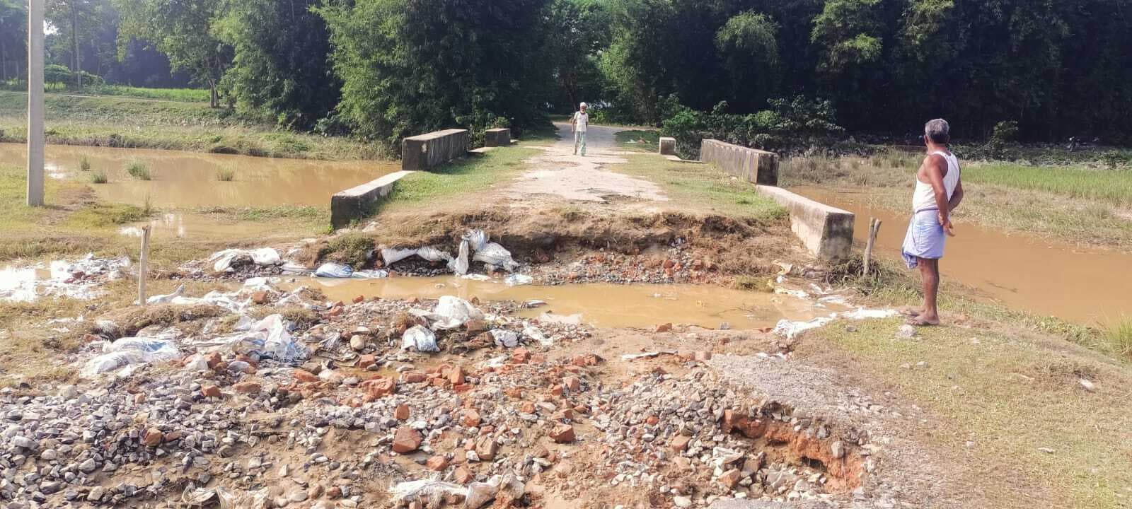 बाढ़ से सड़क क्षतिग्रस्त