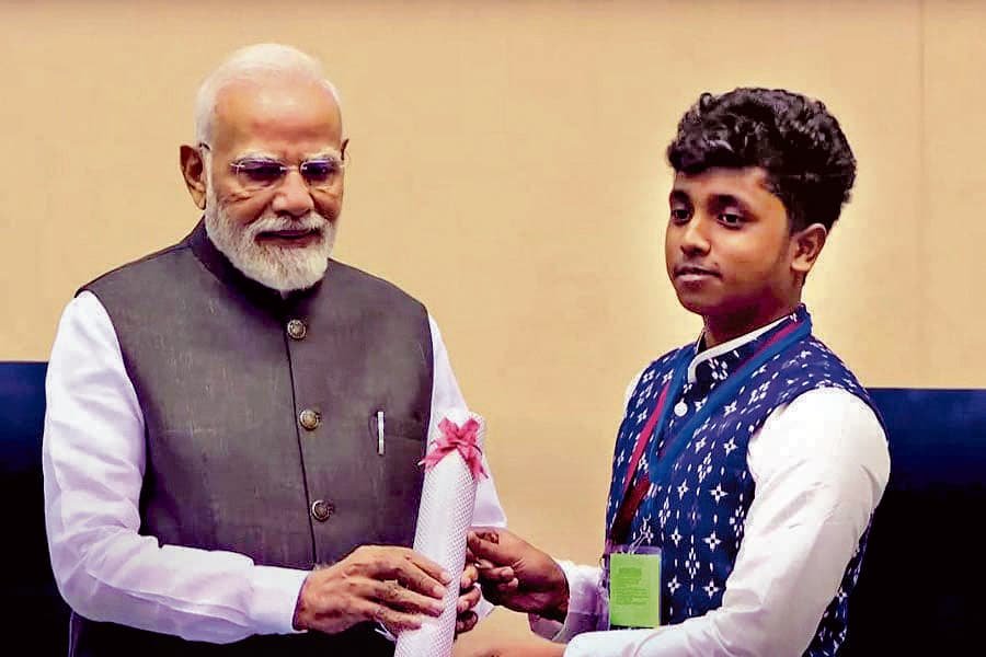 सायन को प्रधानमंत्री मोदी के हाथों मिला प्रशस्ति-पत्र