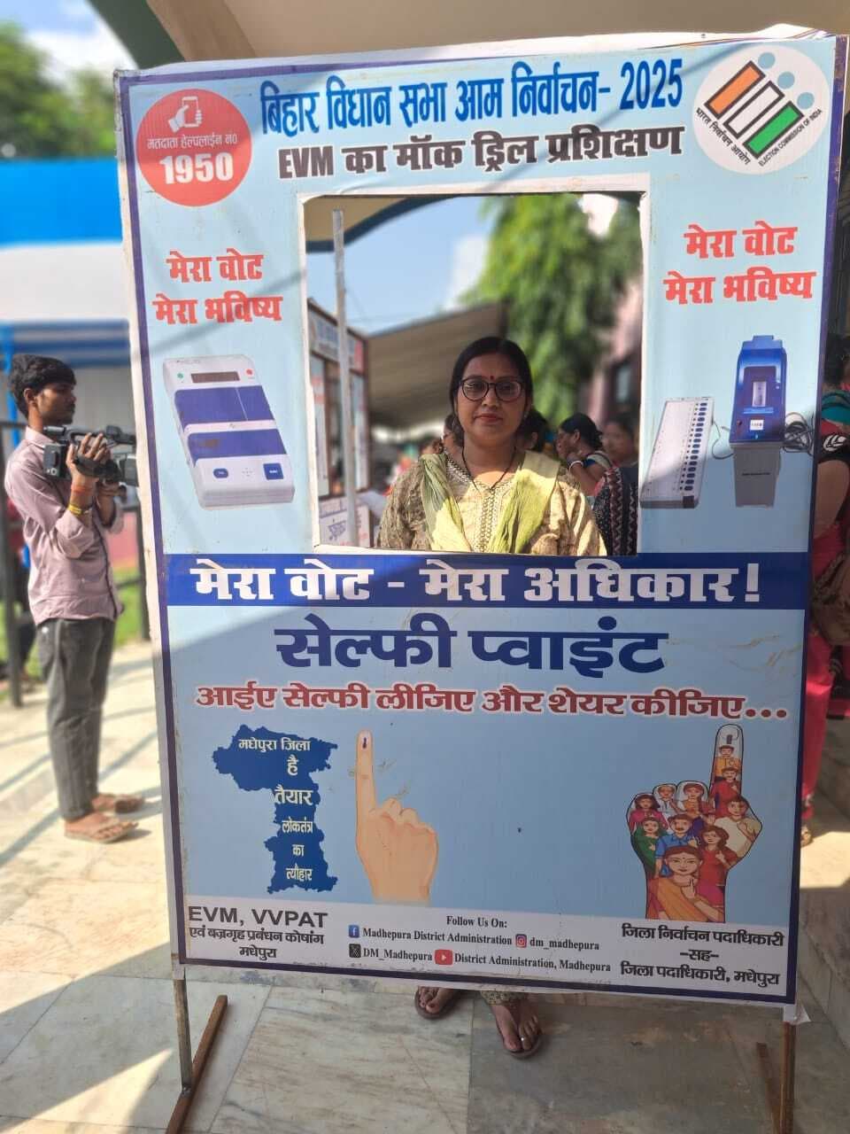 मॉक पोल के दौरान ईवीएम व वीवीपैट की कार्यप्रणाली का किया परीक्षण