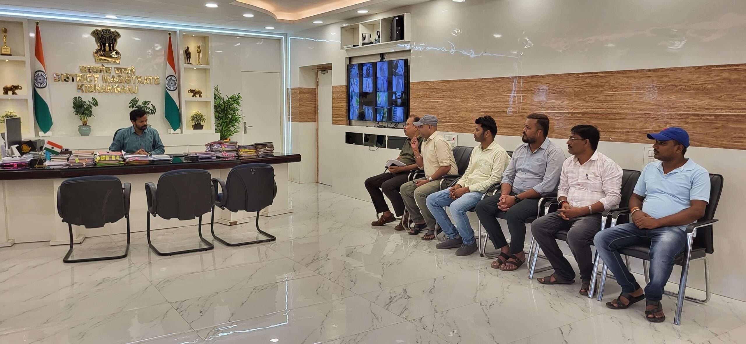 सभी पेट्रोल पंप को 24 घंटा रखे चालू: डीएम