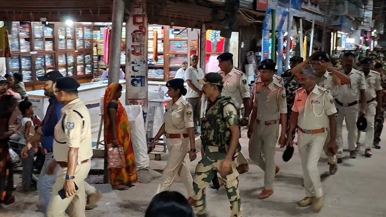 पुलिस प्रशासन ने किया फ्लैग मार्च, शांति व सौहार्द बनाये रखने की अपील