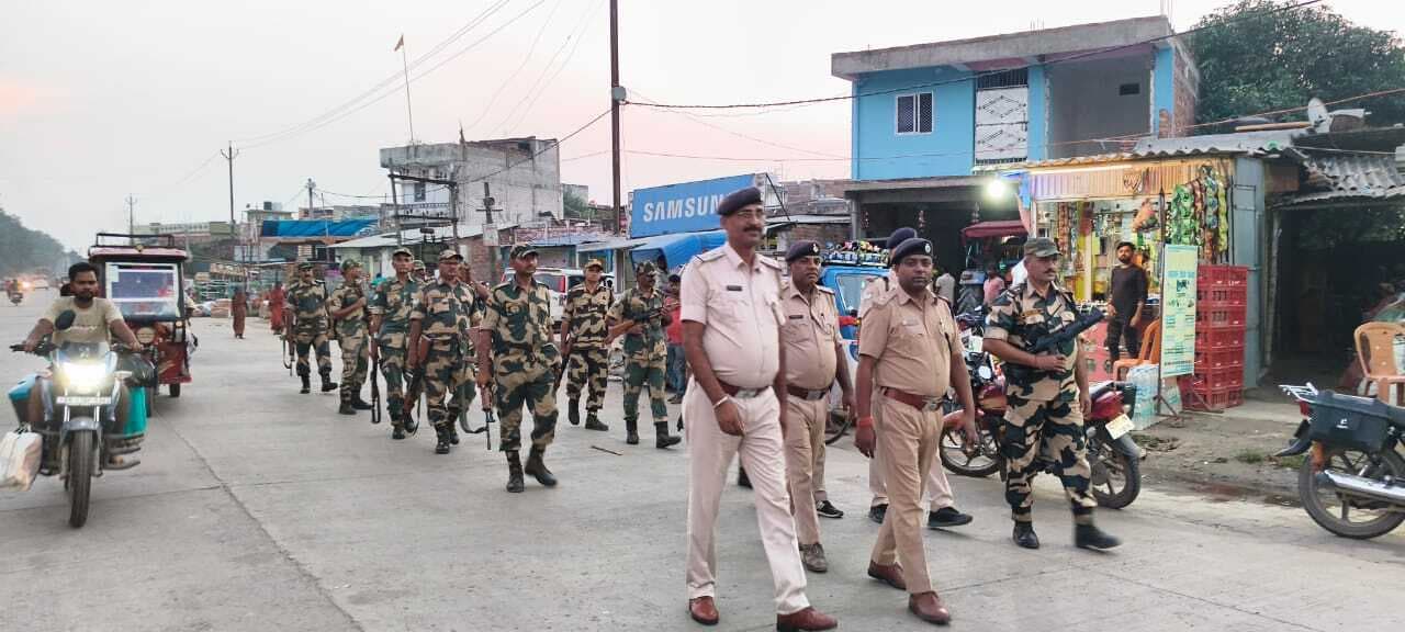 चुनाव को लेकर प्रशासन सख्त, निकाला फ्लैग मार्च