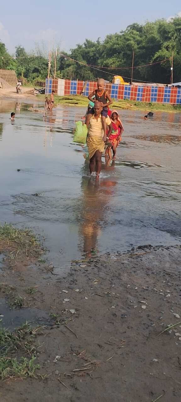 सुरसर नदी के पास बने डायवर्सन के ऊपर से बह रहा पानी